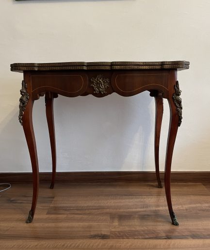 Antigua mesa de cartas francesa Plegable o recibidor . Con incrustaciones de marquetería.