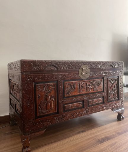 Baul (Cofre ) de alcanfor   ricamente tallado   China, segunda mitad del siglo XX.