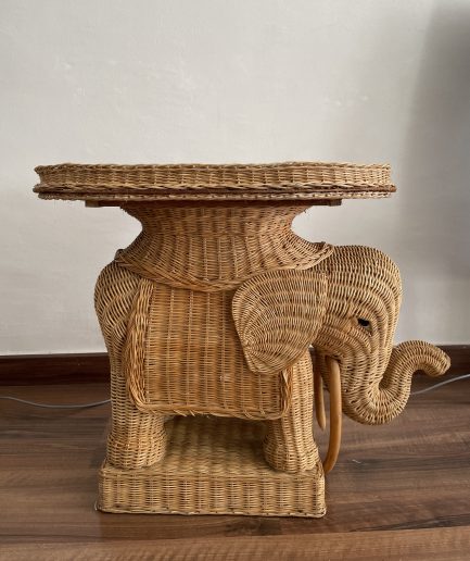 Mesa auxiliar francesa en forma de elefante de ratán, años 70.