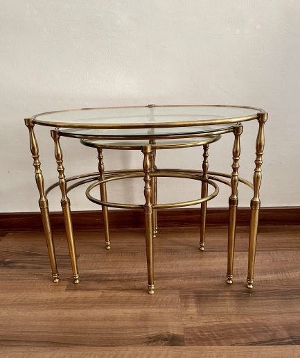Nido de 3 mesas auxiliares de laton , vidrio , anos 70, Francia.