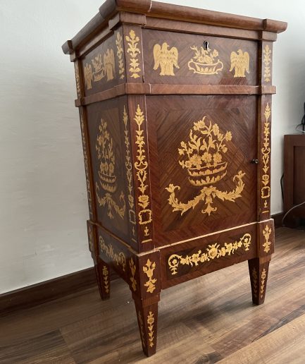 Armario Neoclásico italiano estilo Giuseppe Maggiolini de Principios del siglo XX .