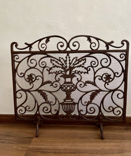 Pantalla / Salvachispas Francesa de hierro fundido muy decorativa. Vintage