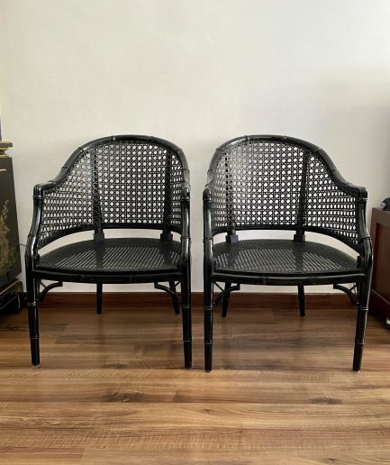 Sillas   vintage lacquered  en negro   de bambú falso  de estilo Hollywood Regency .