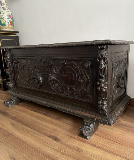 ARCÓN ANTIGUO TALLADO de nogal ESTILO RENACIMIENTO ESPAÑOL, principios del Siglo XIX