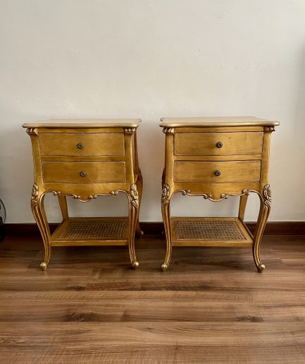 Dos mesitas de noche de caoba, cubiertas pan de Oro antiguo,estilo Frances estilo Palacio