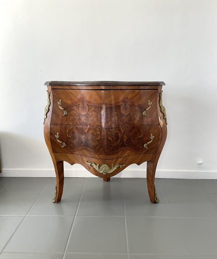 Louis XV Style Corner Commode – Fine Italian Marquetry – Italy, principios de siglo 20